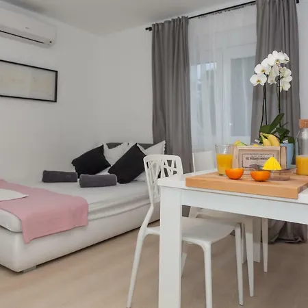 Pocco Locco * ביוגראד נה מורו