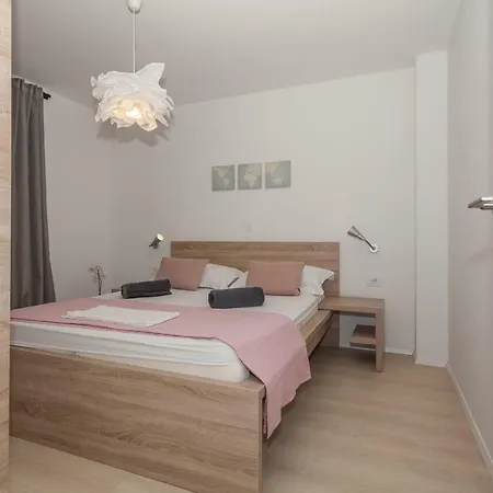 דירה Pocco Locco ביוגראד נה מורו